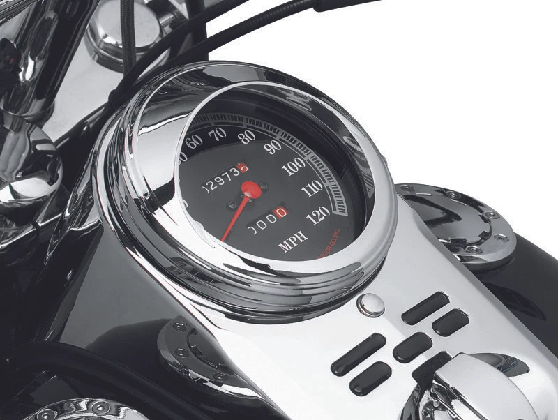 Anillo de ajuste de velocímetro Kuryakyn con visera cromada Foto 1 de 1