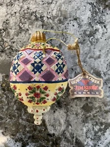 Jim Shore Heartwood Creek azul rosa tallado a mano acolchado adorno de Navidad - Imagen 1 de 4