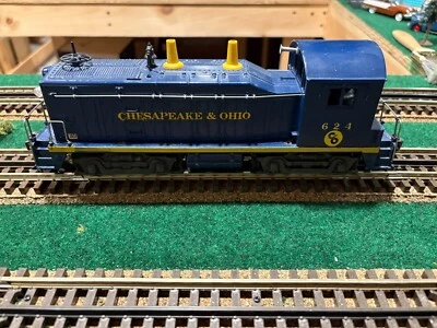 Lionel 624 Vintage O Chesapeake & Ohio  NW-2 Powered Diesel Locomotive - Image 1 of 4