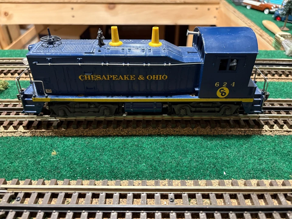 Lionel 624 Vintage O Chesapeake & Ohio  NW-2 Powered Diesel Locomotive - Image 1 of 4