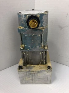 Superior Electric SS241TG100 Synchronous Motor 0.6/0.72RPM 120VAC 0.4A 1PH - Picture 1 of 6