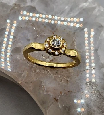 Anillo de oro amarillo de 18 k .750 con halo artesanal de diamantes de 0,12 quilates talla 6 Au 2508 Foto 1 de 4