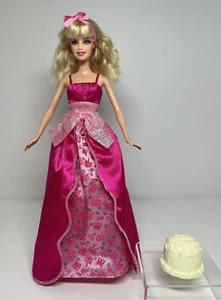 Muñeca Barbie Feliz Cumpleaños 2009 con Vestido Rosa Rubio Corte de Pelo y Pastel de Cumpleaños - Imagen 1 de 20
