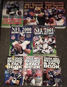 LOTE DE 8 libros de discos y hechos de la NFL 1997-04 Tom Brady Brett Favre Kurt Warner Smith - Imagen 1 de 12