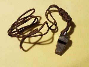 Fischietto polizia Frankfort USA vintage con palla di sughero su cordino cinturino pelle 22,5" - Foto 1 di 11