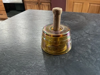 Prensa de molde de mantequilla de vaca de vidrio de carnaval rara con mango de madera Foto 1 de 4