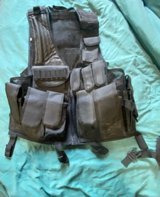 UTG 547 LE SWAT Tactical Vest Right Handed Black Airsoft Paintball +3 holsters - Image 1 of 4