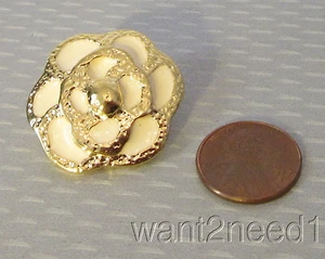 70s vtg French couture WHITE ENAMEL CAMELLIA FLOWER BUTTON 30mm goldplate metal - Picture 1 of 3
