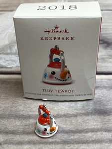 Piccola teiera miniatura mini ornamento ricordo segno distintivo 2018 QXM8163 pupazzo di neve nuova con scatola - Foto 1 di 6