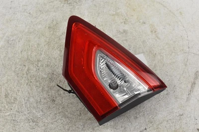 Enchufe Energi SE montado en la tapa de la luz trasera del pasajero se adapta a 13-16 FUSION 410689 Foto 1 de 4