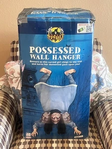 Colgador de pared Possessed 2014 Spirit Halloween utilería animatrónica - Imagen 1 de 9