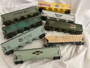 HO Scale Various Roads Weathered Covered Hoppers - Picture 1 of 7