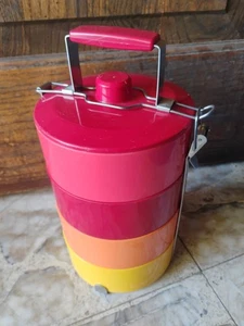 4-teilige Vintage stapelbare Brotdose mit Griff - rot, rosa, orange, gelb - Bild 1 von 6