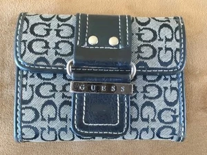 GUESS Women's Canvas Signature Logo Bifold Wallet Black 4.5" x 4" Credit Card - Picture 1 of 3