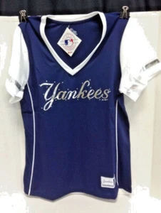 Camisa grande cuello en V de manga corta azul marino majestuosa cuello en V de manga corta para mujer MLB New York Yankees - Imagen 1 de 4