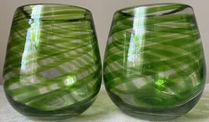 2 bicchieri da vino senza stelo soffiati a mano Green Swirl nuovi - primavera, estate - Foto 1 di 4
