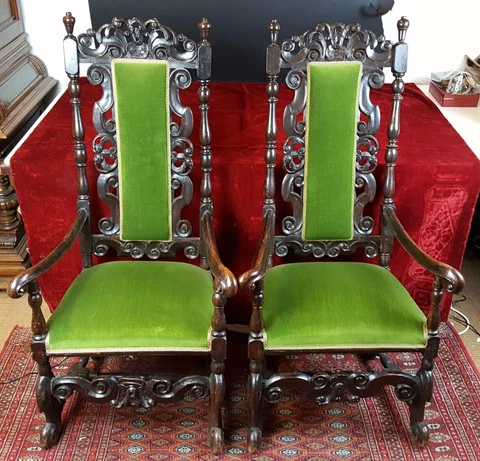 PAIR OF CHAIRS IN WALNUT WOOD. WILLIAM AND MERY. XVII-XVIII Cover