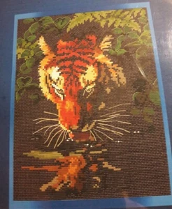 Kreuzstich - Packung / Stickbild / Stickpackung * trinkender Löwe / Tiger - Bild 1 von 1