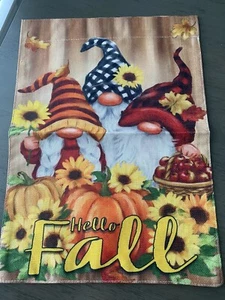 HERBSTGARTEN HOF FLAGGE 12"X18" "HALLO HERBST" ZWERGE. BLUMEN, KÜRBISSE NEU - Bild 1 von 1