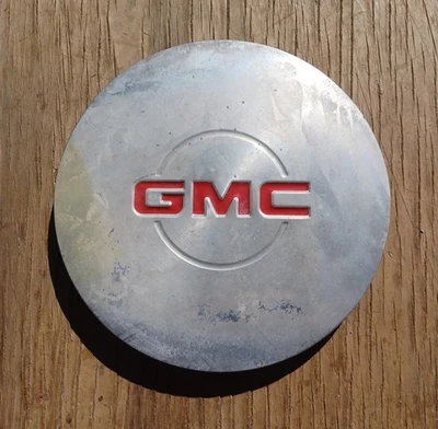 GMC Yukon, Sierra 1500 center cap 1999-2005, part # 15040220 04 - Image 1 of 3
