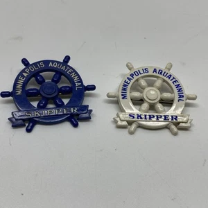 Lot 2 Minneapolis Aquatennial Skipper 60er Jahre Boot Radform Pinback blau weiß - Bild 1 von 8