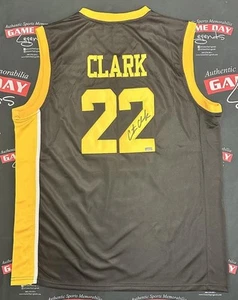 Maglia Caitlin Clark Autografata Occhi di Falco Nero/Giallo 2024 Final Four Panini - Foto 1 di 4