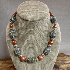 "Collar artesanal de 18"" grueso con cuentas naranja brillante metálico estrás cuentas marrones" - Imagen 1 de 7
