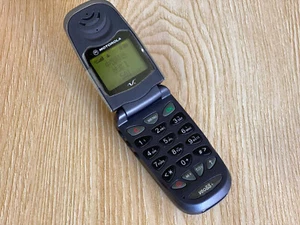 Teléfono móvil vintage MOTOROLA V8088 negro desbloqueado redes 2G completamente funcional - Imagen 1 de 7