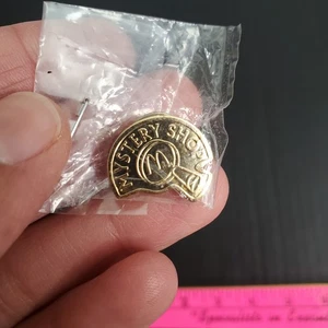 McDonalds Lapel Pin Mystery Shop Collectable Hat Gold Toned Spy Glass Logo - Imagen 1 de 3