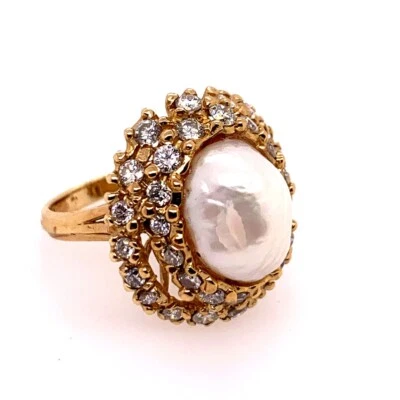 Anillo de cóctel retro de oro de 1,85 quilates con diamantes y perlas incoloros naturales alrededor de 1950 Foto 1 de 4