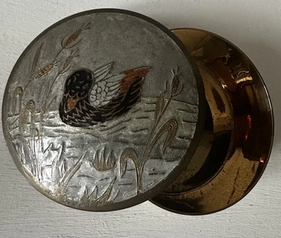 Schale Messing mit Deckel Muster Ente im Schilf Emaille Deko Schmuck Aufbewahren - Bild 1 von 4