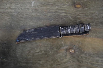 Camillus vintage EE. UU. Cuchillo de lucha de hoja fija funda de mango de cuero apilado Foto 1 de 4