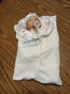 LEE MIDDELTON REVA SHICK PAMPERS BABY GIRL DOLL COMPLETE OUTFIT WITH BLANKET... - Picture 1 of 9