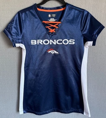 Camiseta deportiva de los Denver Broncos de la NFL para mujer pequeña con estrás corbata frontal manga corta Foto 1 de 4