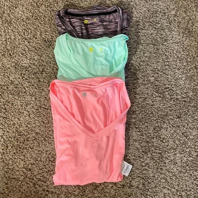 Camisetas de rendimiento Xersion para mujer manga corta cuello en V (lote de 3) XXL Foto 1 de 3