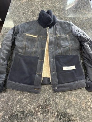 Chaqueta de camionero Sherpa y denim Valentino para hombre. Nuevo con etiquetas talla 48 $4799 Foto 1 de 4
