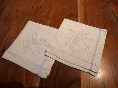 Linge ancien Lot de 2 Napperons identiques  en lin  blanc avec broderies - Photo 1/4