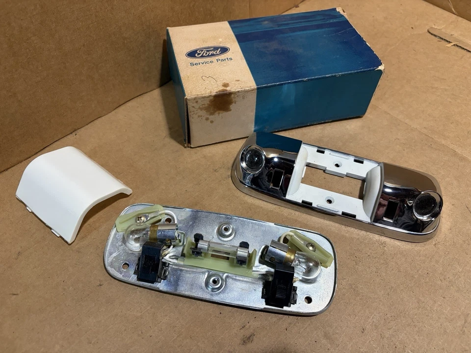 Luz domo/mapa Ford D2LY-13776-D -- 1974-1978 Lincoln Continental -- Nuevo de Lote Antiguo OEM Foto 1 de 4