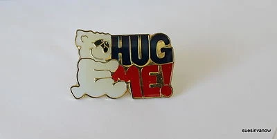 Nuevo oso koala blanco sosteniendo abrazo me signo solapa sombrero prendedor animal mamífero corbata tachuela  Foto 1 de 2