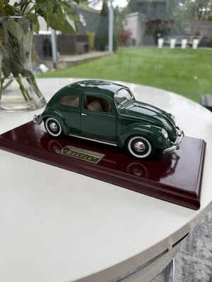 CLASSIC VW BEETLE 1/18 Split Window Die Cast Model Car 1951 on wooden plinth  - Image 1 of 4
