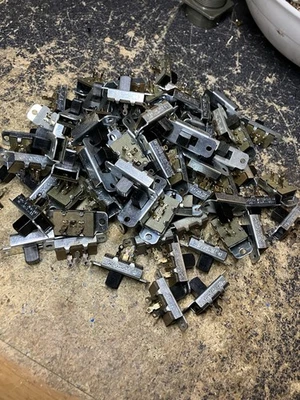 Interruptor deslizante momentáneo SPDT 80 PIEZAS - Stackpole 6A/125VAC 1A/125VDC Foto 1 de 3