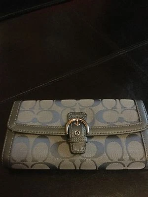 Cartera Coach Soho Signature Hebilla Delgada Sobre F 47702 Gris/Humo Arma. Usado en excelente estado. Foto 1 de 4