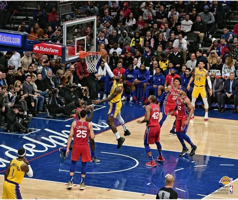 LeBron James Los Angeles Lakers Unsigned 33,644 Point Lay Up Photograph Cover