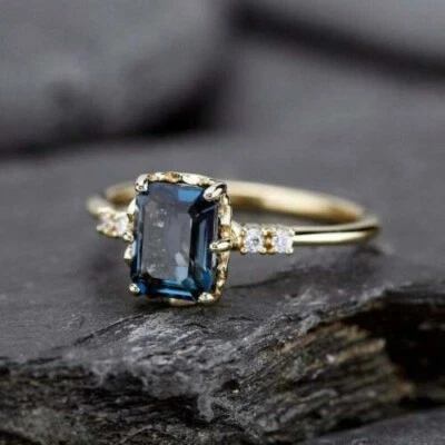 Anillo de compromiso de topacio azul simulado corte esmeralda de 2,00 quilates acabado oro amarillo de 14 k Foto 1 de 4