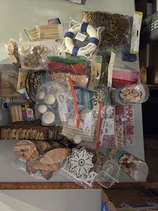 Grande lotto artigianale forniture perline in legno, lettere ritagliate e altro - Foto 1 di 14