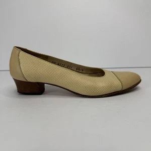 Decolte Salvatore Ferragamo in pelle con punta ad aletta tacco basso taglia 6,5 B avorio - Foto 1 di 8