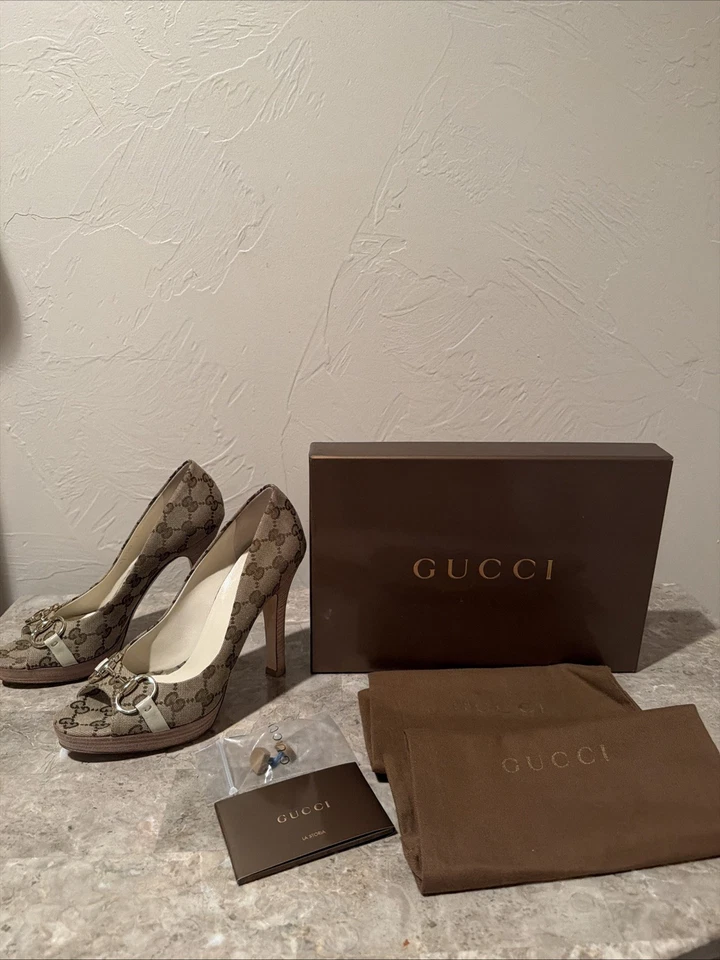 Zapatos de salón Gucci peep-toe estampado GG beige tacón de madera dorado gancho a presión talla 8B para mujer Foto 1 de 4