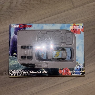 Terry Labonte #5 Finding Nemo NASCAR Team Calibre 1/64 Die Cast Modelo Kit Nuevo Foto 1 de 4