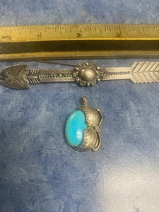 DOS PIEZAS NATIVAS AMERICANAS UN BROCHE FIRMADO TH PLUMA TURQUESA FIRMADO AM - Imagen 1 de 8