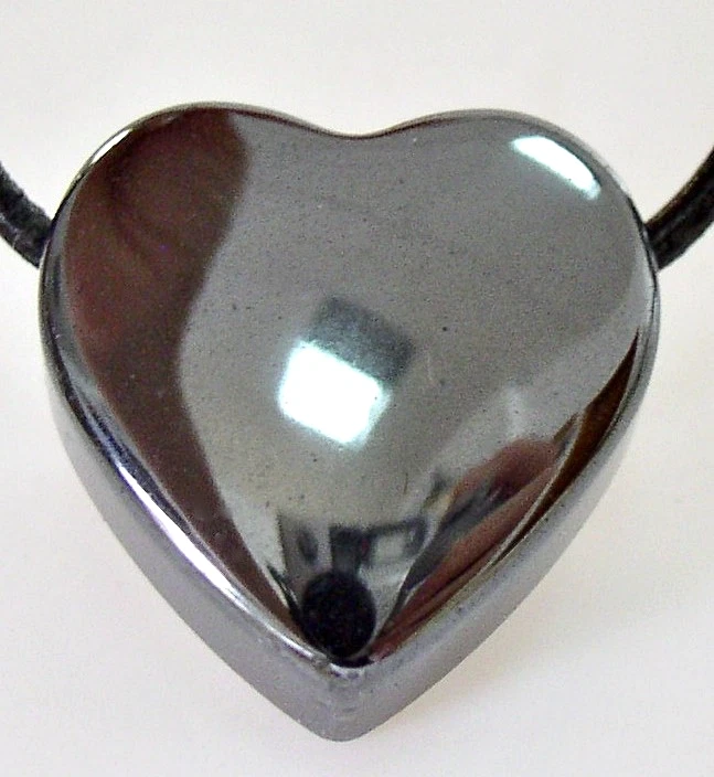 HÄMATIT Herz Herzen Anhänger gebohrt + Lederband 2cmx2cm Brasilien - Bild 1 von 1